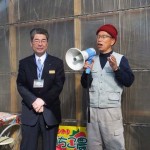 ツアーコンダクターの高山部長と熱く語る横田さん